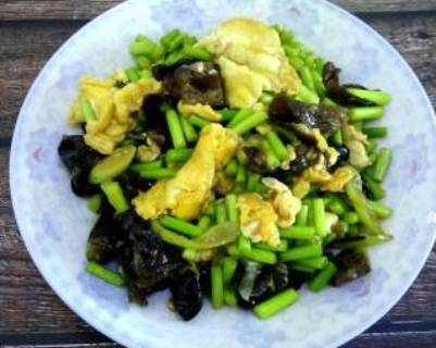 C10 Fried Garlic Sprouts Egg with Black Fungus on Rice 鸡蛋蒜苗炒木耳盖饭